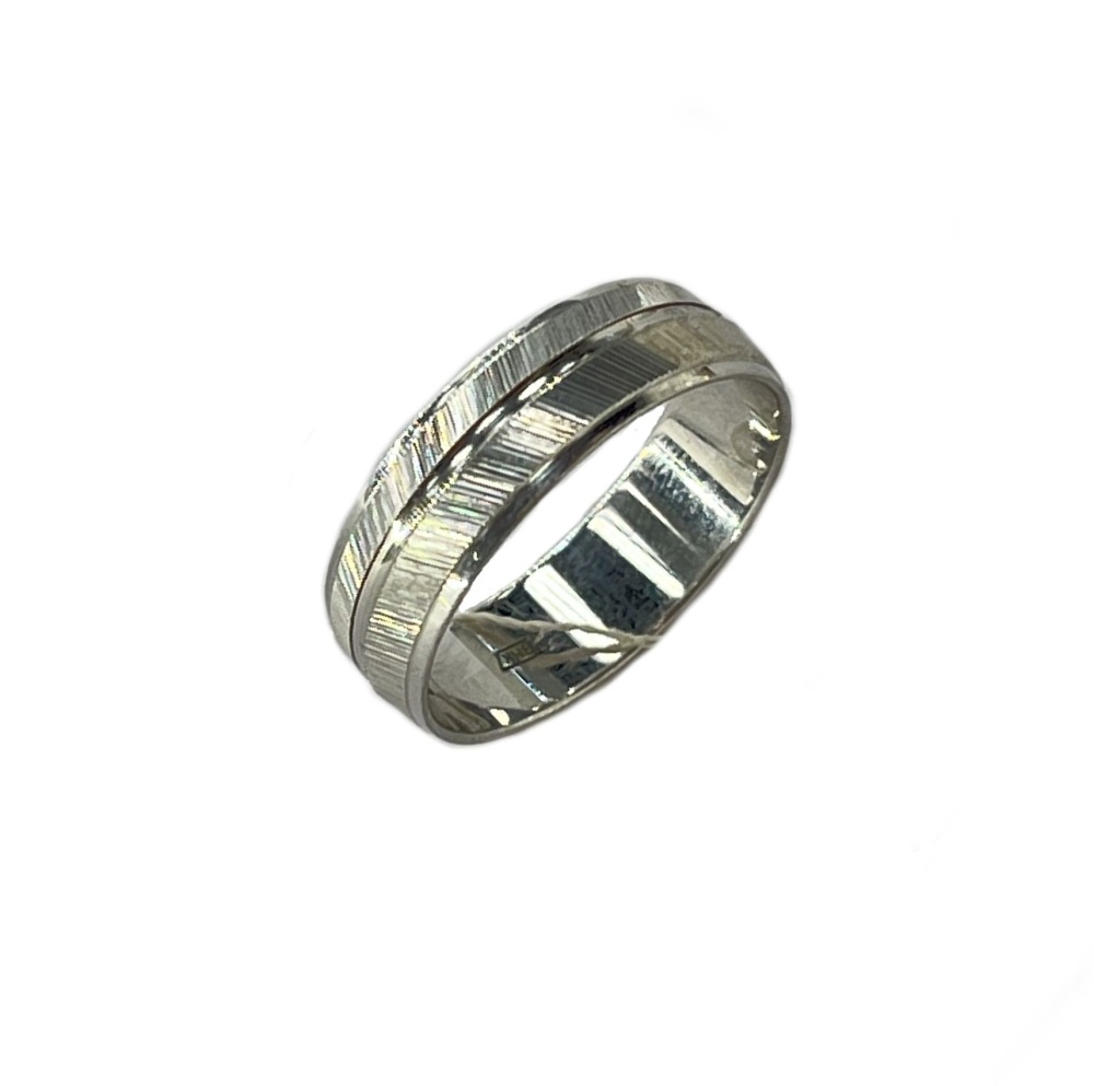 Кольцо обручальное с алмазной гранью из серебра 925 с родированием ока005                   